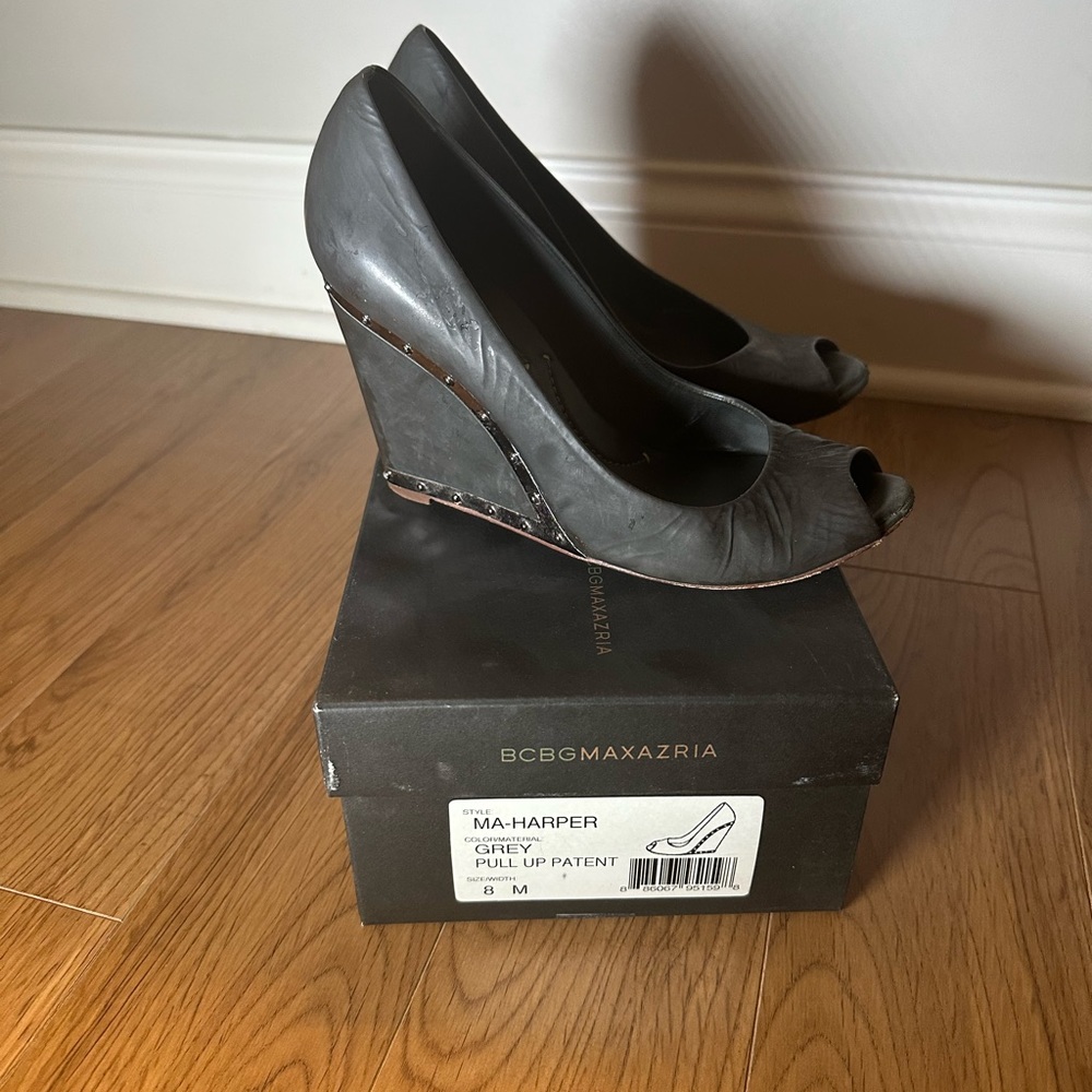 BCBG Grey Patent Leather Peep Toe Wedges Heels with Silver Hardware Size 8